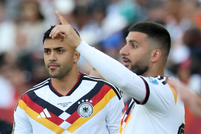 Deniz Undav und sein Teamkollege Nadiem Amiri machen sich am Spielfeldrand für ihre Einwechslung bereit. Beim WM-2026-Gruppenspiel zwischen Deutschland und der Elfenbeinkueste im Toronto Stadium kamen die beiden Offensivspieler am 20. Juni 2026 gemeinsam in die Partie. (Alexander Hassenstein / Getty Images)