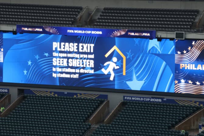 PHILADELPHIA, PENNSYLVANIA - 22. Juni: Die Videowand im Philadelphia Stadium zeigt vor dem FIFA-Weltmeisterschafts-Gruppenspiel der Gruppe I zwischen Frankreich und dem Irak eine Warnung an die Zuschauer, aufgrund eines Gewitters Schutz zu suchen. Die Aufnahme entstand am 22. Juni 2026 in Philadelphia, Pennsylvania. (Foto: Darrian Traynor/Getty Images)