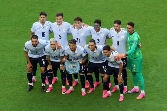 Die Mannschaft Uruguays stellt sich vor dem WM-2026-Gruppenspiel der Gruppe H gegen Kap Verde im Miami Stadium zum Teamfoto auf. (Miami Gardens, 21. Juni 2026) Molly Darlington / Getty Images
