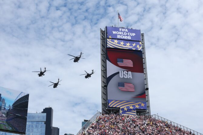 Hubschrauber fliegen vor dem WM-2026-Gruppenspiel zwischen den USA und Australien am 19. Juni 2026 über das Seattle Stadium. (Jamie Squire / Getty Images)