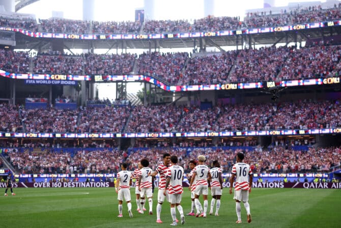Los Angeles, Kalifornien, USA, 12. Juni 2026: Die Spieler der US-Nationalmannschaft feiern ihr erstes Tor im WM-Spiel der Gruppe D gegen Paraguay im Los Angeles Stadium. Der Treffer resultierte aus einem Eigentor des Paraguayers Damián Bobadilla. (Foto: Dean Mouhtaropoulos/Getty Images)
