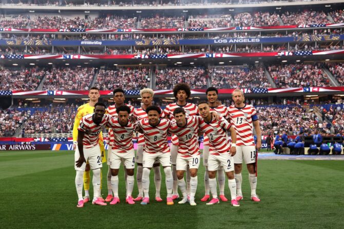 Die Startelf der USA stellt sich vor dem Gruppenspiel D der FIFA Weltmeisterschaft 2026 gegen Paraguay zum Mannschaftsfoto auf. Die Partie fand am 12. Juni 2026 im Los Angeles Stadium in Los Angeles statt. Stu Forster / Getty Images