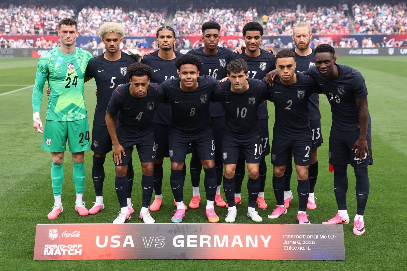 Die Startelf der US-Nationalmannschaft stellt sich vor dem Test-Laenderspiel gegen Deutschland zum Mannschaftsfoto auf. Die Begegnung fand am 6. Juni 2026 im Soldier Field von Chicago statt. Jamie Squire / Getty Images