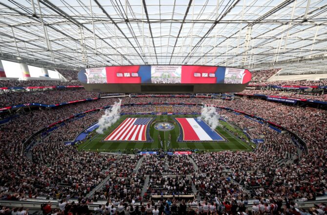 Die Mannschaften der USA und Paraguays stellen sich vor dem Gruppenspiel D der FIFA Weltmeisterschaft 2026 im Los Angeles Stadium auf. Die Begegnung wurde am 12. Juni 2026 in Los Angeles ausgetragen. Harry How / Getty Images