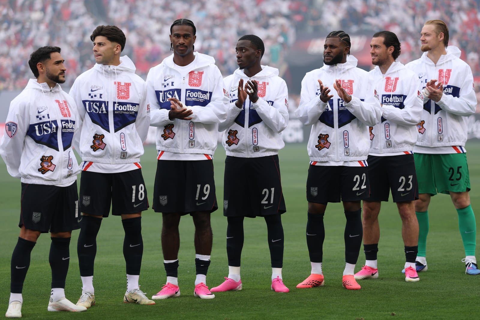 Die Spieler der US-Nationalmannschaft reihen sich vor dem Test-Laenderspiel gegen Deutschland am Spielfeldrand auf. Die Begegnung fand am 6. Juni 2026 im Soldier Field von Chicago statt. Jamie Squire / Getty Images