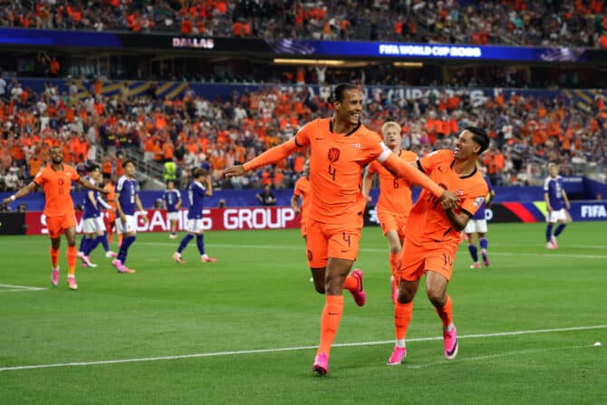ARLINGTON, TEXAS – 14. JUNI: Virgil van Dijk (#4) aus den Niederlanden jubelt über das erste Tor seiner Mannschaft während des Spiels der Gruppe F der FIFA-Weltmeisterschaft 2026 zwischen den Niederlanden und Japan im Dallas Stadium am 14. Juni 2026 in Arlington, Texas. (Foto: Michael Steele/Getty Images)