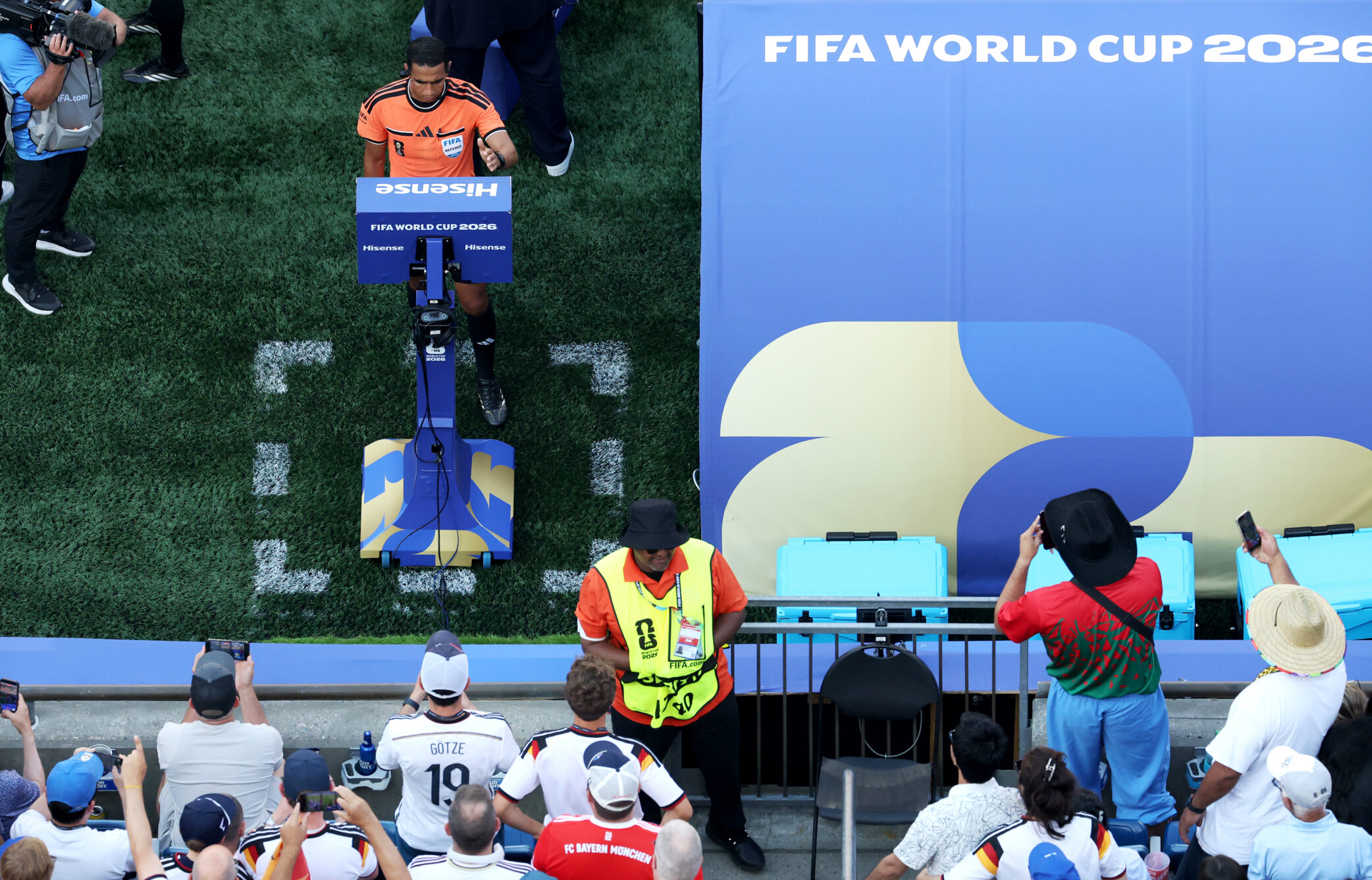 Schiedsrichter Jalal Jayed überprüft nach dem Treffer von Jonathan Tah im WM-2026-Sechzehntelfinale zwischen Deutschland und Paraguay die Szene am VAR-Monitor. Die Partie fand am 29. Juni 2026 im Boston Stadium in Foxborough, Massachusetts, statt. (Foto: Darrian Traynor/Getty Images)