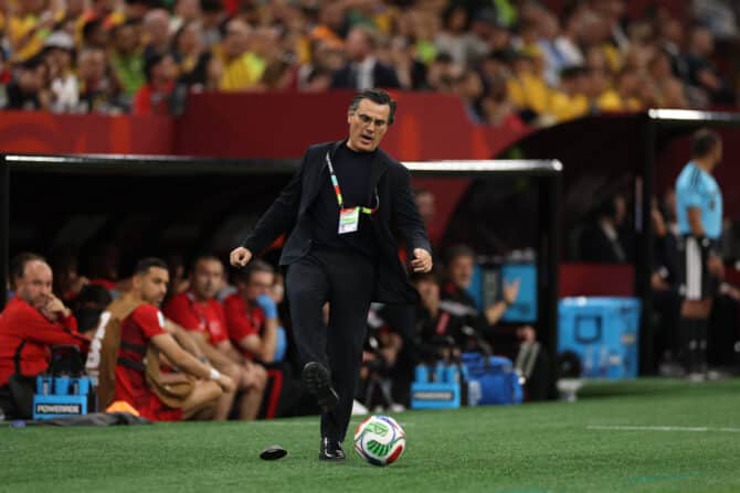 VANCOUVER, BRITISH COLUMBIA - 13. Juni: Vincenzo Montella, Cheftrainer der Türkei, tritt während des FIFA-Weltmeisterschafts-Gruppenspiels der Gruppe D zwischen Australien und der Türkei im BC Place Vancouver am 13. Juni 2026 in Vancouver, British Columbia, den Ball. (Foto: Stu Forster/Getty Images)
