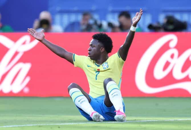 Vinicius Junior von Brasilien sitzt am Boden und reklamiert während des WM-2026-Gruppenspiels der Gruppe C gegen Marokko im New York New Jersey Stadium in East Rutherford, New Jersey, am 13. Juni 2026. Kevin C. Cox / Getty Images