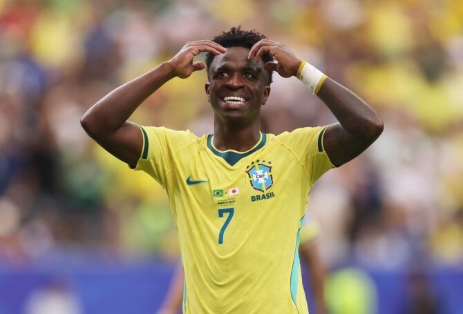 Vinicius Junior (Nummer 7) fasst sich mit beiden Händen an den Kopf und reagiert ungläubig lächelnd nach einer vergebenen Torchance für Brasilien. Aufgenommen im Sechzehntelfinale der WM 2026 zwischen Brasilien und Japan im Houston Stadium am 29. Juni 2026. (Lars Baron / Getty Images)