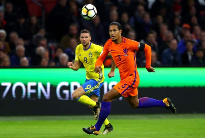 Amsterdam, Niederlande, 10. Oktober 2017: Virgil van Dijk von den Niederlanden und Marcus Berg aus Schweden kämpfen im WM-Qualifikationsspiel für die FIFA-Weltmeisterschaft 2018 in der Amsterdam Arena um den Ball. (Foto: Dean Mouhtaropoulos/Getty Images)