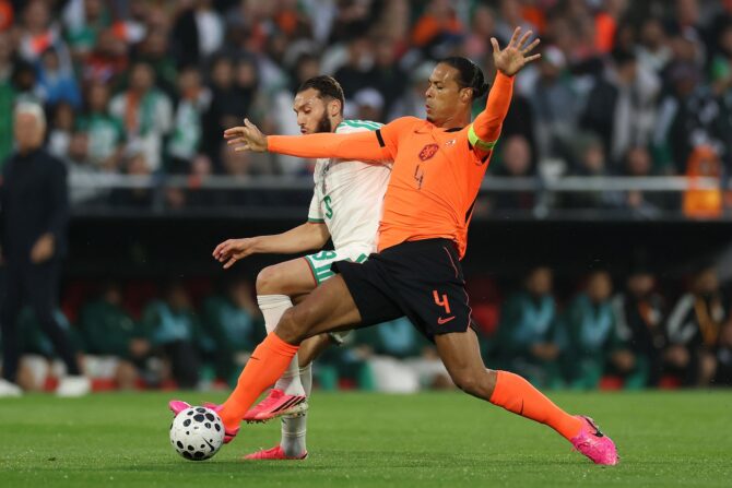 Virgil van Dijk, Abwehrchef und Kapitän der Niederlande, behauptet sich im Zweikampf gegen den algerischen Angreifer Amine Gouiri. Die Szene entstand beim Freundschaftsspiel am 3. Juni 2026 im Stadion De Kuip in Rotterdam. Dean Mouhtaropoulos / Getty Images