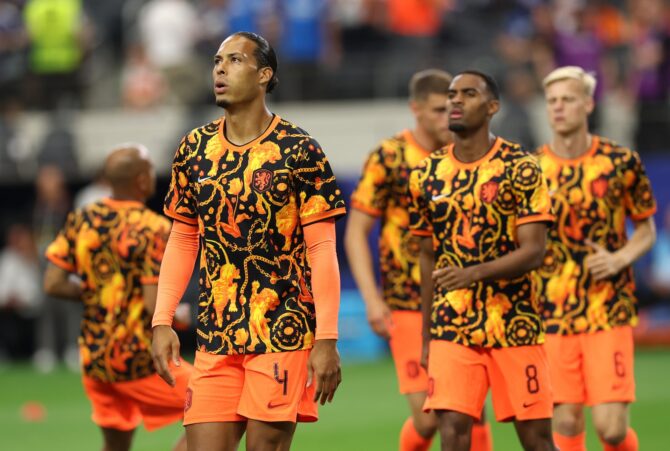Kapitän Virgil van Dijk wärmt sich vor dem WM-Gruppenspiel der Gruppe F zwischen den Niederlanden und Japan auf. Der Innenverteidiger bereitete sich am 14. Juni 2026 im Dallas Stadium auf die Partie vor. Foto: Michael Steele / Getty Images