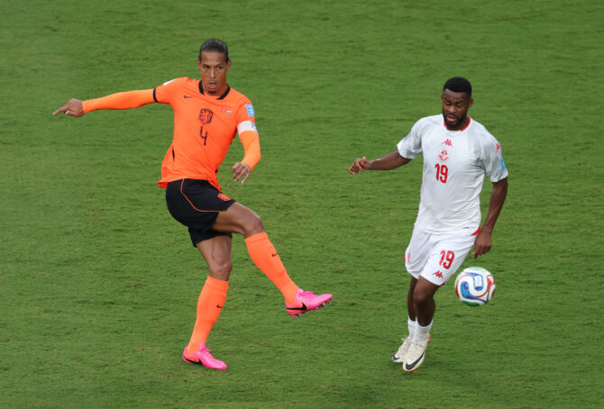 Niederlandes Virgil van Dijk spielt einen Pass, daneben Tunesiens Firas Chaouat.