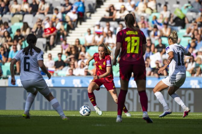 Die deutsche Nationalspielerin Vivien Endemann führt den Ball am Fuß. Die Szene entstand am 9. Juni 2026 beim Qualifikationsspiel zur Frauen-Weltmeisterschaft 2027 zwischen Slowenien und Deutschland im Stadion Stožice in Ljubljana. Jurij Kodrun / Getty Images