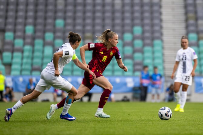 Die deutsche Nationalspielerin Vivien Endemann behauptet im Zweikampf gegen die Slowenin Mateja Zver den Ball. Die Szene entstand am 9. Juni 2026 beim Qualifikationsspiel zur Frauen-Weltmeisterschaft 2027 zwischen Slowenien und Deutschland im Stadion Stožice in Ljubljana. Jurij Kodrun / Getty Images