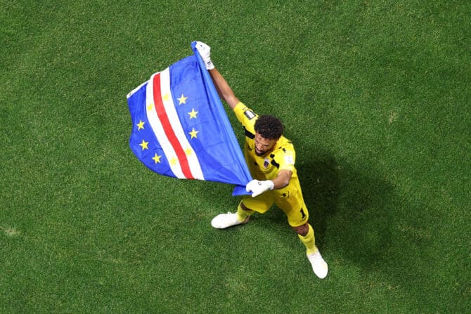 Atlanta, Georgia, USA, 15. Juni 2026: Kap Verdes Torhüter Vozinha schwenkt nach dem 0:0 im WM-Spiel der Gruppe H gegen Spanien eine Flagge vor den Fans im Atlanta Stadium. (Foto: Justin Setterfield/Getty Images)