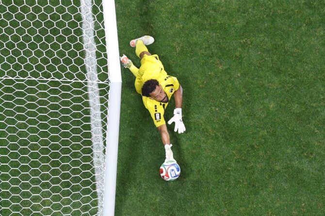 Kap Verdes Torhüter Vozinha (Nummer 1) pariert im WM-Gruppenspiel gegen Spanien einen Ball. Die Partie der Gruppe H fand am 15. Juni 2026 im Atlanta Stadium in Atlanta, Georgia, statt. Justin Setterfield / Getty Images North America via Getty Images