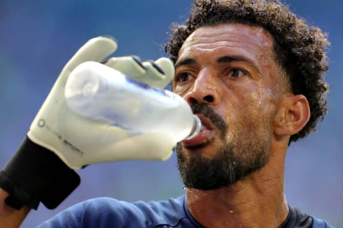 Kap Verdes Torwart Vozinha erfrischt sich beim Aufwärmen vor dem WM-2026-Gruppenspiel der Gruppe H zwischen Uruguay und Kap Verde im Miami Stadium am 21. Juni 2026 in Miami Gardens, Florida. Alex Slitz / Getty Images
