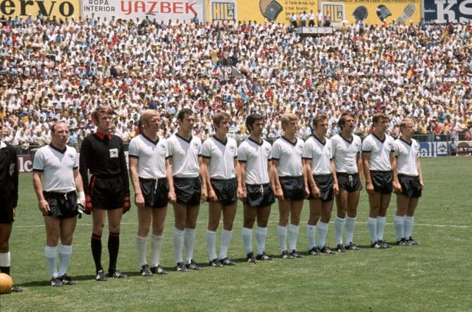 GUADALAJARA, MEXIKO - 1970: Die Mannschaft von Westdeutschland stellt sich vor dem WM-Viertelfinale gegen England in Guadalajara auf. Zu sehen sind unter anderem Uwe Seeler, Sepp Maier, Karl-Heinz Schnellinger, Franz Beckenbauer, Gerd Müller, Sigfried Held, Klaus Fichtel, Reinhard Libuda, Wolfgang Overath und Berti Vogts. Westdeutschland gewann die Partie nach Verlängerung mit 3:2. (Foto: Express/Express/Getty Images)