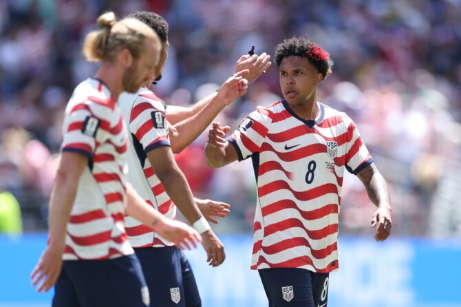 Weston McKennie von den USA spricht in der Trinkpause mit seinen Mitspielern während des WM-2026-Gruppenspiels gegen Australien am 19. Juni 2026 im Seattle Stadium. (Jamie Squire / Getty Images)