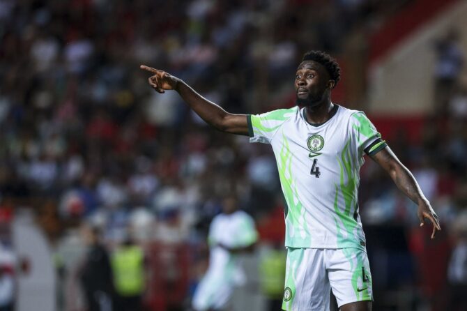 Wilfried Ndidi weist seinen Mitspielern die Richtung: Nigerias defensiver Mittelfeldspieler beim Freundschaftsspiel gegen Portugal am 10. Juni 2026 im Estádio Dr. Magalhães Pessoa in Leiria, kurz vor