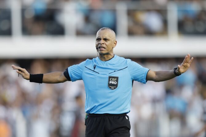 Schiedsrichter Wilton Pereira Sampaio gibt während der Partie zwischen Santos und Fluminense im Rahmen der Brasileirão 2026 Anweisungen. Das Spiel fand am 19. April 2026 im Vila-Belmiro-Stadion im brasilianischen Santos statt. Miguel Schincariol / Getty Images