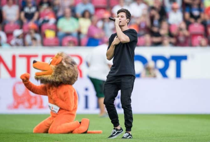 Der deutsche Sänger Wincent Weiss sorgt mit seinem Auftritt beim Champions-for-Charity-Benefizspiel in der Opel Arena für Unterhaltung. Die Begegnung fand am 3. Juli 2017 in Mainz statt. Simon Hofmann / Bongarts via Getty Images