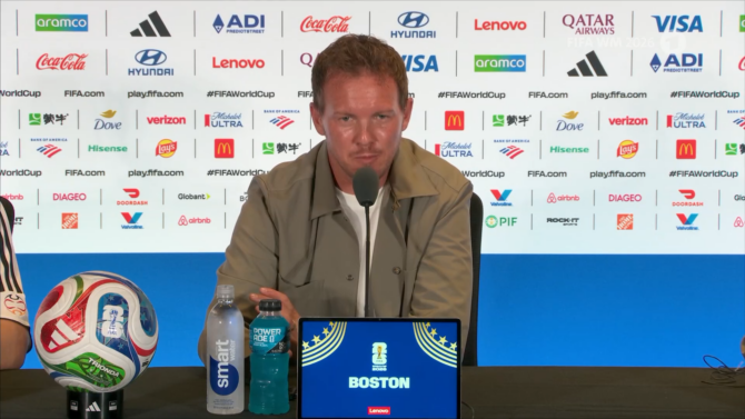 Bundestrainer Julian Nagelsmann äußert sich vor dem WM-2026-Sechzehntelfinale zwischen Deutschland und Paraguay auf der offiziellen Pressekonferenz in Boston. (Screenshot: sportschau.de)
