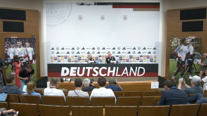 Rudi Völler bei der Pressekonferenz der deutschen Nationalmannschaft im Team Base Camp in Winston-Salem vor dem WM-Gruppenspiel gegen Paraguay. (Screenshot)