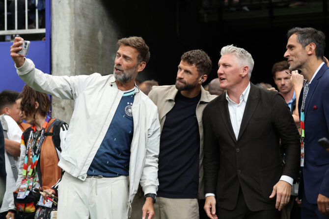 Jürgen Klopp, Thomas Müller, Bastian Schweinsteiger und Roque Santa Cruz posieren vor dem WM-2026-Gruppenspiel zwischen Deutschland und Curaçao am 14. Juni 2026 im Houston Stadium für ein gemeinsames Foto. (Foto: Alexander Hassenstein/Getty Images)