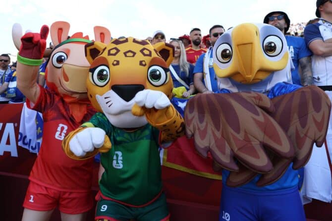 Die offiziellen WM-2026-Maskottchen Maple der Elch (Kanada), Zayu der Jaguar (Mexiko) und Clutch der Weißkopfseeadler (USA) posieren beim Gruppenspiel der Gruppe B zwischen Kanada und Bosnien-Herzegowina im Toronto Stadium am 12. Juni 2026 in Toronto, Ontario. (Charlotte Wilson / Getty Images North America via Getty Images)