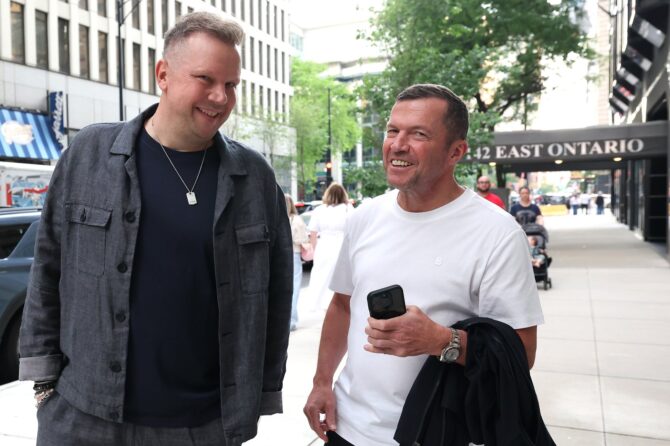 Kommentator Wolff-Christoph Fuß (links) trifft gemeinsam mit Rekordnationalspieler Lothar Matthäus zur Volkswagen and DFB Rooftop Night ein. Die Veranstaltung fand am 5. Juni 2026 im Hotel Riu Plaza Chicago in Chicago statt. (Alexander Hassenstein / Getty Images North America via Getty Images)