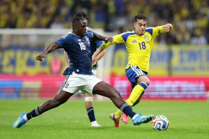 Schwedens Mittelfeldspieler Yasin Ayari setzt sich im Testspiel gegen Griechenland gegen den Zugriff von Andreas Tetei durch. Die Partie fand am 4. Juni 2026 in der Strawberry Arena in Solna statt. Linnea Rheborg / Getty Images
