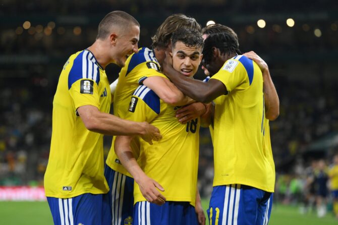 Schwedens Mittelfeldspieler Yasin Ayari (Nummer 18) feiert gemeinsam mit seinen Teamkollegen, nachdem er beim WM-Gruppenspiel gegen Tunesien den fünften Treffer für sein Team erzielt hat. Die Partie der Gruppe F fand am 14. Juni 2026 im Monterrey Stadium in Monterrey, Mexiko, statt. David Ramos / Getty Images South America via Getty Images