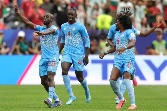 Yoane Wissa von der DR Kongo bejubelt mit seinen Teamkollegen den Treffer zum 1:0 im Gruppenspiel K der FIFA Weltmeisterschaft 2026 gegen Portugal am 17. Juni 2026 im Houston Stadium in Houston, Texas. Alex Slitz / Getty Images