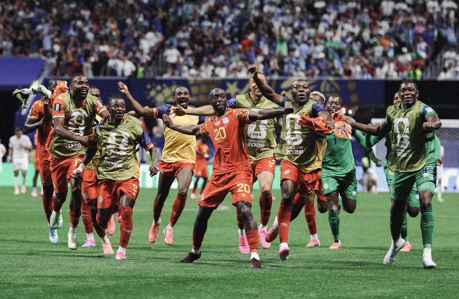 Yoane Wissa (Nummer 20) der DR Kongo bejubelt mit seinen Mitspielern den dritten Treffer der Mannschaft im Gruppe-K-Spiel der WM 2026 gegen Usbekistan. Die Szene entstand am 27. Juni 2026 im Atlanta Stadium in Atlanta, Georgia. Molly Darlington / Getty Images
