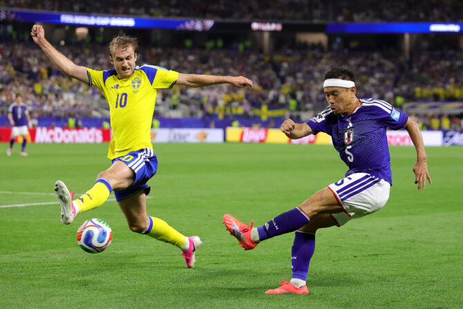 Japans Yuto Nagatomo flankt an der Seitenlinie, Schwedens Benjamin Nygren stellt sich in den Schuss.
