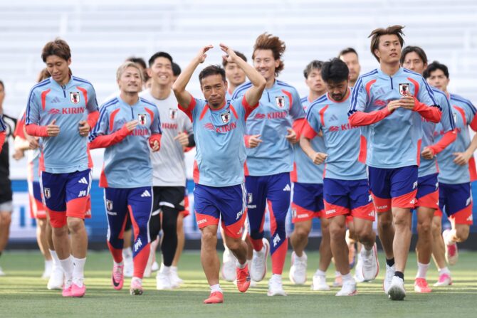 Der erfahrene japanische Außenverteidiger Yuto Nagatomo führt seine Teamkollegen am 8. Juni 2026 beim öffentlichen Training im Geodis Park von Nashville beim Warmlaufen an. Die japanische Nationalmannschaft bereitet sich in Tennessee auf die WM 2026 vor. (Johnnie Izquierdo / Getty Images)