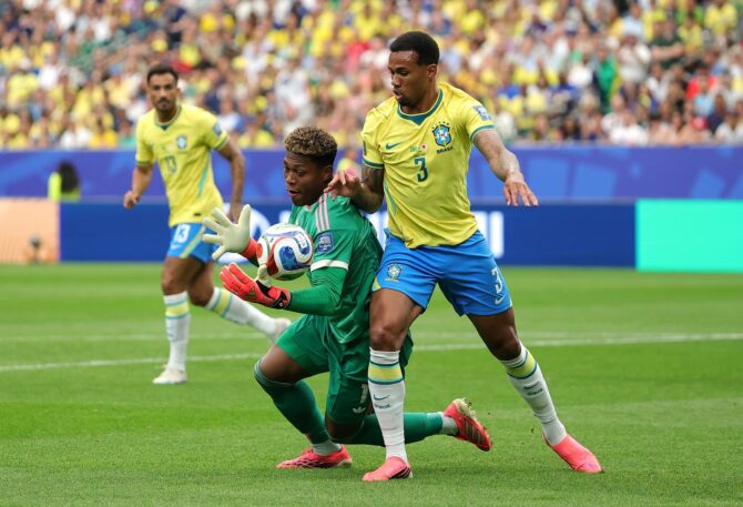 Japans Torhüter Zion Suzuki greift sich den Ball und behauptet ihn gegen den heranstürmenden brasilianischen Verteidiger Gabriel Magalhaes (Nummer 3). Aufgenommen im Sechzehntelfinale der WM 2026 zwischen Brasilien und Japan im Houston Stadium am 29. Juni 2026. (Alex Slitz / Getty Images)