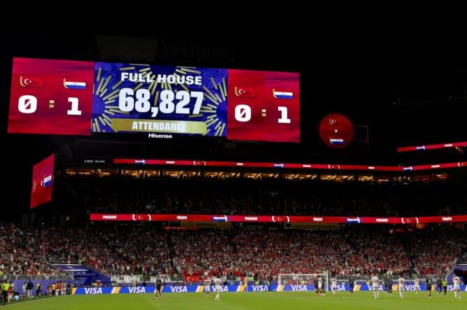 Die Anzeigetafel vermeldet eine Zuschauerzahl von 68.827 beim ausverkauften WM-2026-Gruppenspiel zwischen der Türkei und Paraguay am 19. Juni 2026 im San Francisco Bay Area Stadium in Santa Clara. (Dean Mouhtaropoulos / Getty Images)