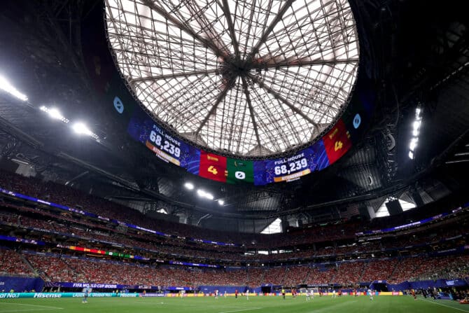ATLANTA, GEORGIA - 21. Juni: Die Videowürfel im Atlanta Stadium zeigen während des FIFA-Weltmeisterschafts-Gruppenspiels der Gruppe H zwischen Spanien und Saudi-Arabien die offizielle Zuschauerzahl von 68.239 an. Die Partie fand am 21. Juni 2026 in Atlanta, Georgia, statt. (Foto: Mattia Ozbot/Getty Images)
