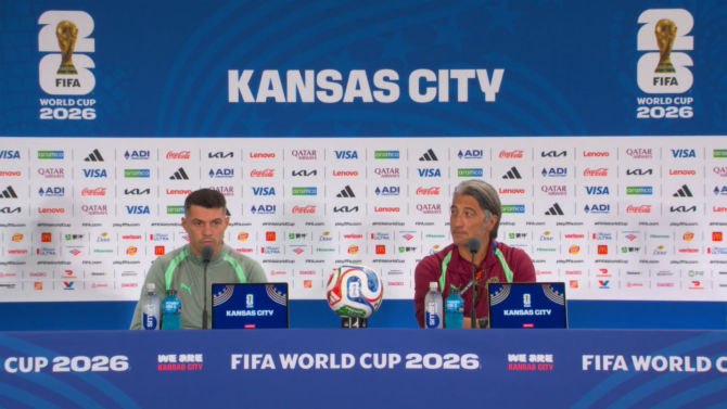 KANSAS CITY, USA - 11. Juli 2026: Nationaltrainer Murat Yakin und Kapitän Granit Xhaka sprechen auf der Pressekonferenz vor dem Viertelfinale der WM 2026 zwischen der Schweiz und Argentinien mit den Medien. (Foto: Screenshot)