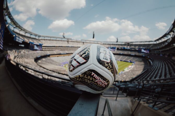 Der adidas TRIONDA FINAL ist der offizielle Spielball für die Halbfinals, das Spiel um Platz 3 und das Finale der WM 2026. Das Premium-Design in Gold, Schwarz und Weiß ist eine Hommage an den FIFA-Weltpokal. (Copyright adidas)