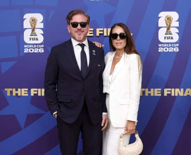 CONMEBOL-Präsident und FIFA-Vizepräsident Alejandro Domínguez und seine Frau Maria Perez de Domínguez auf dem FIFA Gold Carpet vor dem Finale der WM 2026 zwischen Spanien und Argentinien am 19. Juli 2026 im MetLife Stadium in East Rutherford bei New York. Domínguez gilt als treibende Kraft hinter der möglichen Aufstockung der WM 2030 auf 64 Teams. (Michael Loccisano / Getty Images North America via Getty Images)