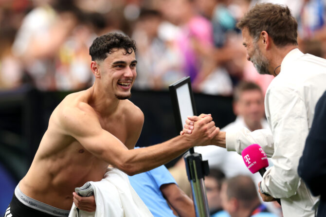 Aleksandar Pavlović begrüßt Jürgen Klopp nach dem 7:1-Sieg Deutschlands gegen Curaçao im WM-2026-Gruppenspiel am 14. Juni 2026 im Houston Stadium in Houston, Texas. (Foto: Alexander Hassenstein/Getty Images)
