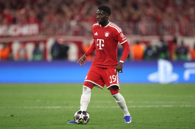 Alphonso Davies vom FC Bayern München kontrolliert den Ball im Halbfinal-Rückspiel der UEFA Champions League 2025/26 gegen Paris Saint-Germain am 6. Mai 2026 in der Football Arena München. (Alex Grimm / Getty Images)