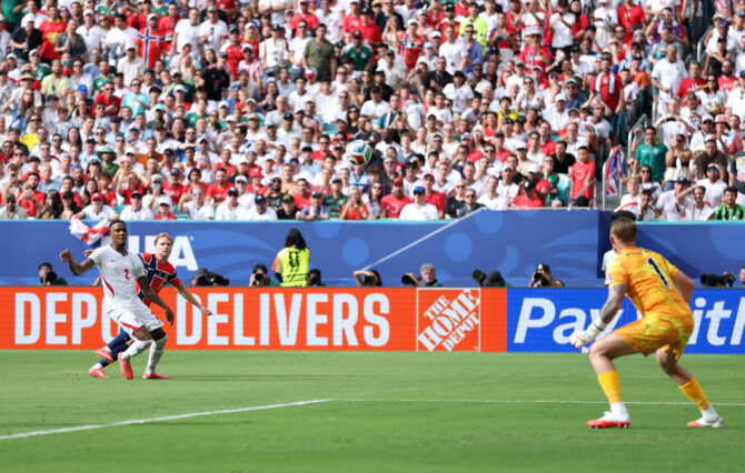 MIAMI GARDENS, USA - 11. Juli 2026: Andreas Schjelderup erzielt im Viertelfinale der WM 2026 zwischen Norwegen und England im Miami Stadium den ersten Treffer für die norwegische Nationalmannschaft. (Foto: Dan Mullan/Getty Images)