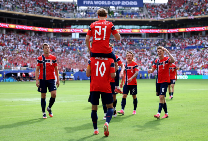 MIAMI GARDENS, USA - 11. Juli 2026: Andreas Schjelderup und Martin Ødegaard feiern den Führungstreffer der norwegischen Nationalmannschaft im Viertelfinale der WM 2026 gegen England im Miami Stadium. (Foto: Justin Setterfield/Getty Images)