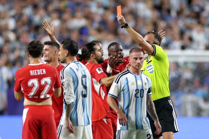 Schiedsrichter Joao Pinheiro zeigt Breel Embolo (#7) aus der Schweiz während des Viertelfinalspiels der FIFA-Weltmeisterschaft 2026 zwischen Argentinien und der Schweiz im Kansas City Stadium am 11. Juli 2026 in Kansas City, Missouri, die rote Karte